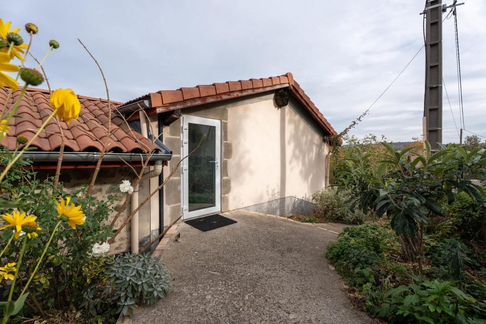 STUDIO Saint-Genest- Lerpt proche gorges de la LOIRE Apartment in Saint-Étienne