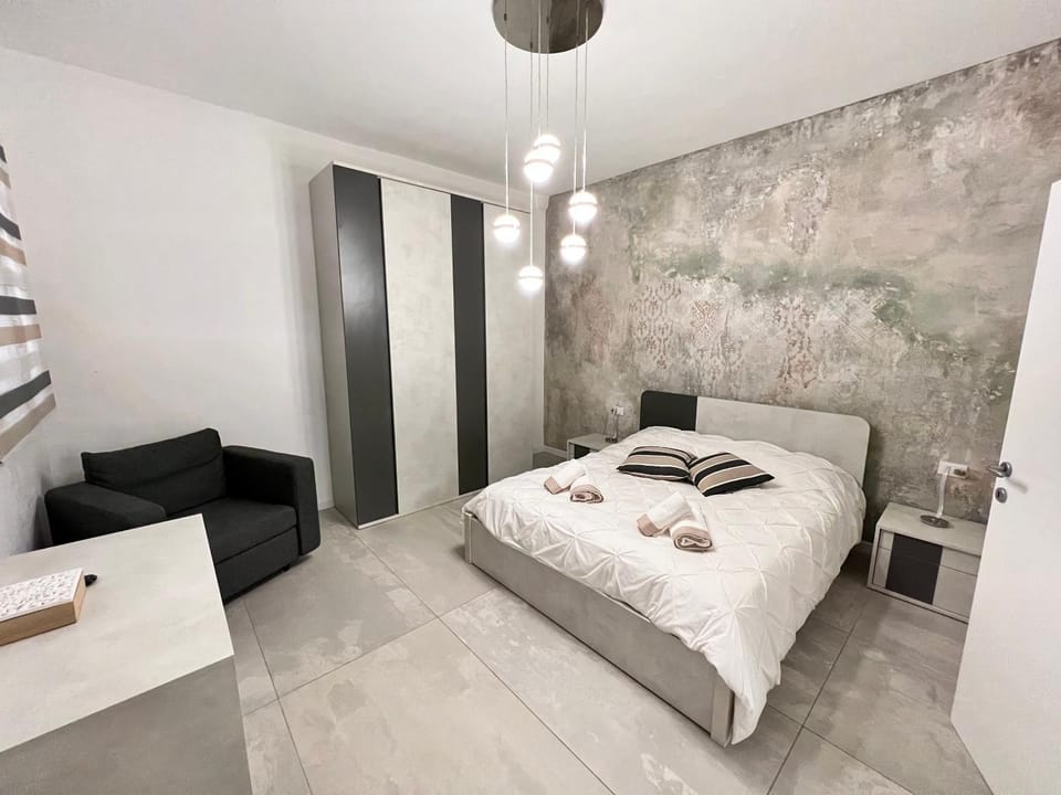 Bed, Photo of the whole room, wardrobe