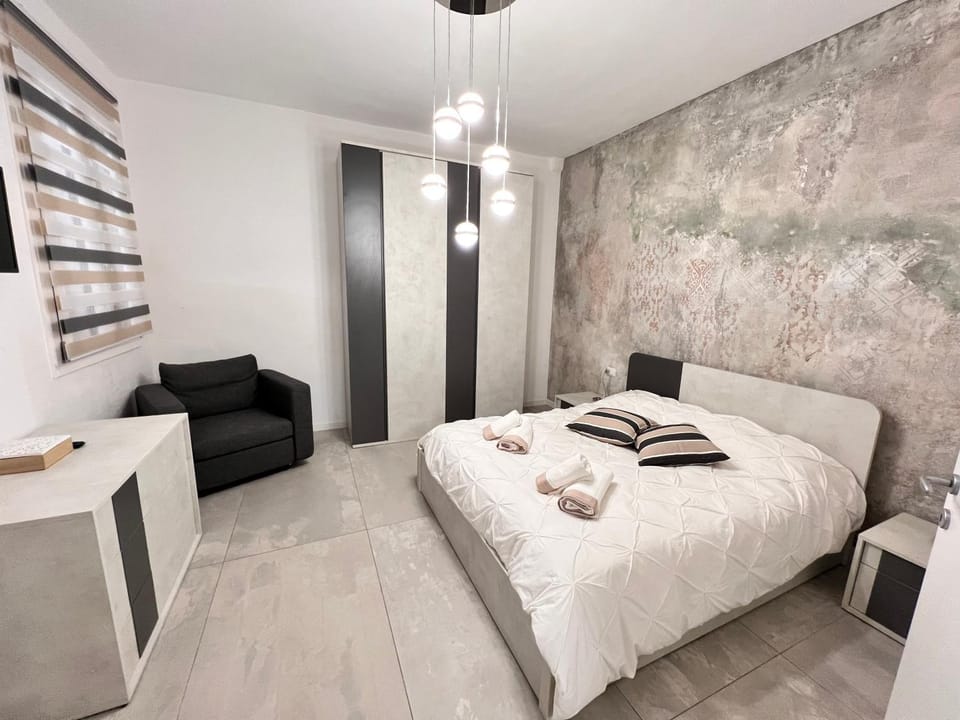 Bed, Photo of the whole room, Bedroom, towels