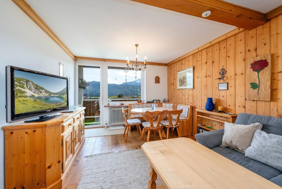 TV and multimedia, Living room, Seating area, Dining area, Mountain view
