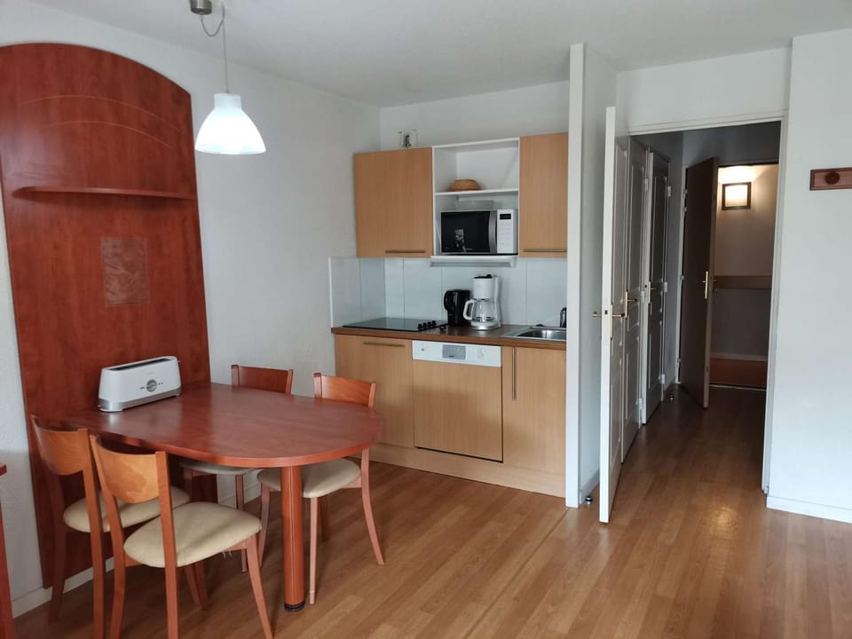 Charmant studio cabine pour 4 avec terrasse, piscine couverte, parking et salle de fitness à 400m des pistes - FR-1-404-245 Cabin in Aragon