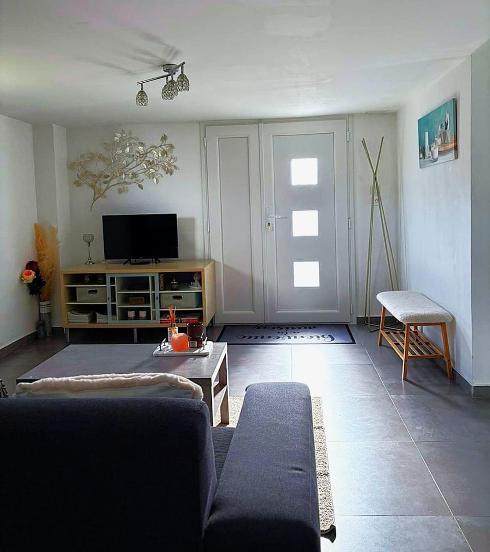 Facade/entrance, TV and multimedia, Living room