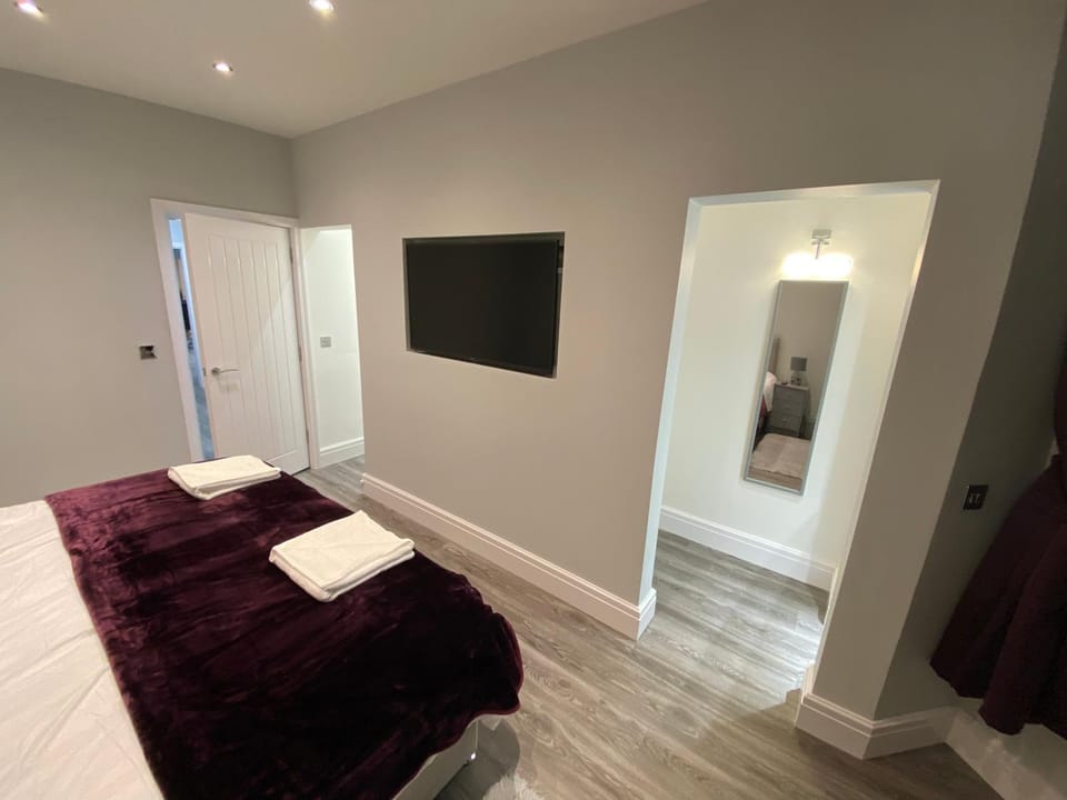 Bed, TV and multimedia, Photo of the whole room, Bedroom, towels