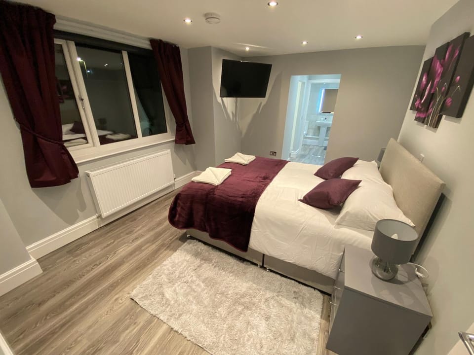 Bed, TV and multimedia, Photo of the whole room, Bedroom, towels