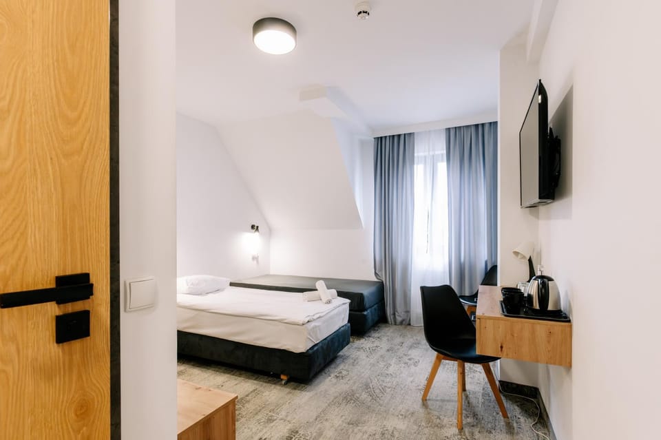 Bed, TV and multimedia, Coffee/tea facilities, Photo of the whole room, Bedroom, towels, wardrobe