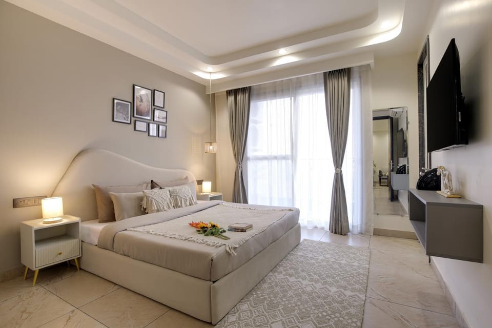 Bed, TV and multimedia, Photo of the whole room, Decorative detail, Bedroom