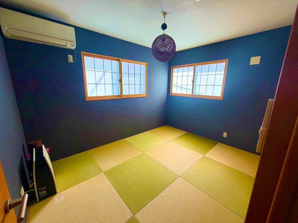 Photo of the whole room, air conditioner