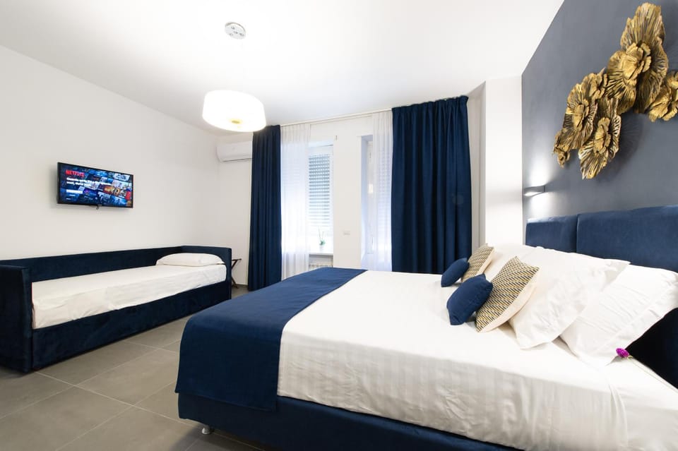 Bed, TV and multimedia, Photo of the whole room, Bedroom