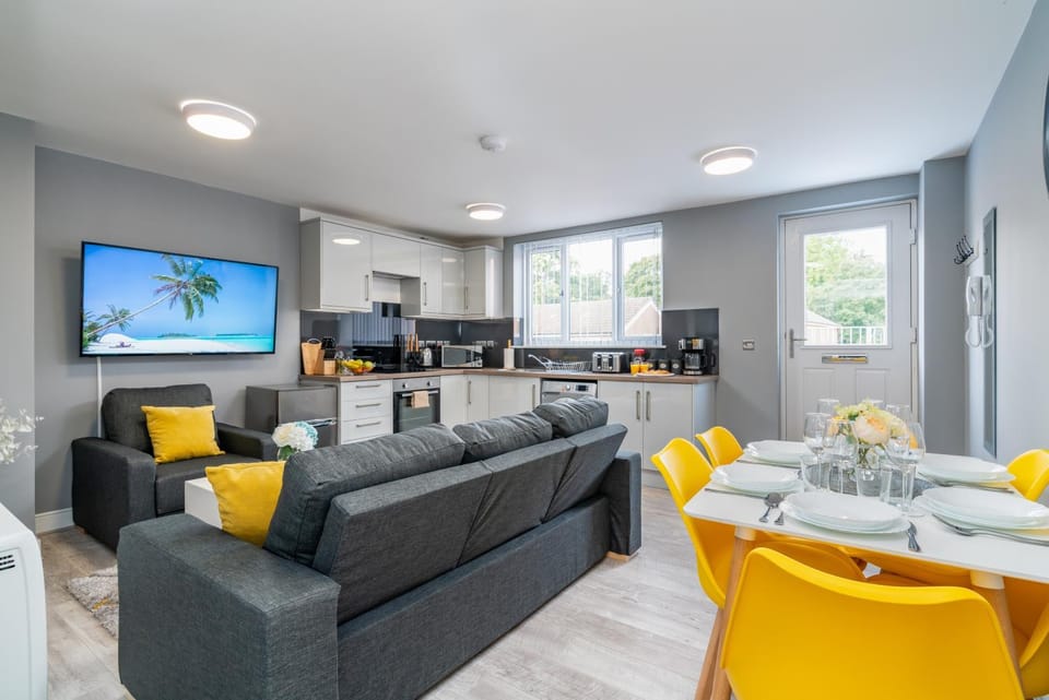 TV and multimedia, Kitchen or kitchenette, Living room, Seating area, Dining area