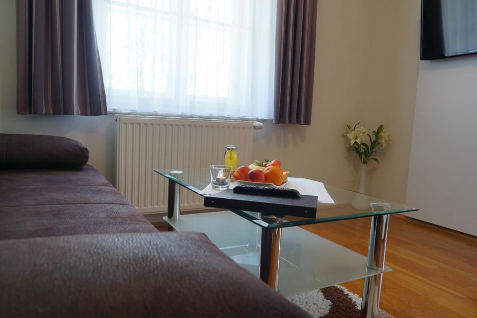 Living room, Food and drinks, Seating area