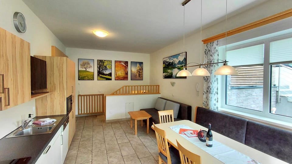 TV and multimedia, Kitchen or kitchenette, Living room, Seating area, Dining area