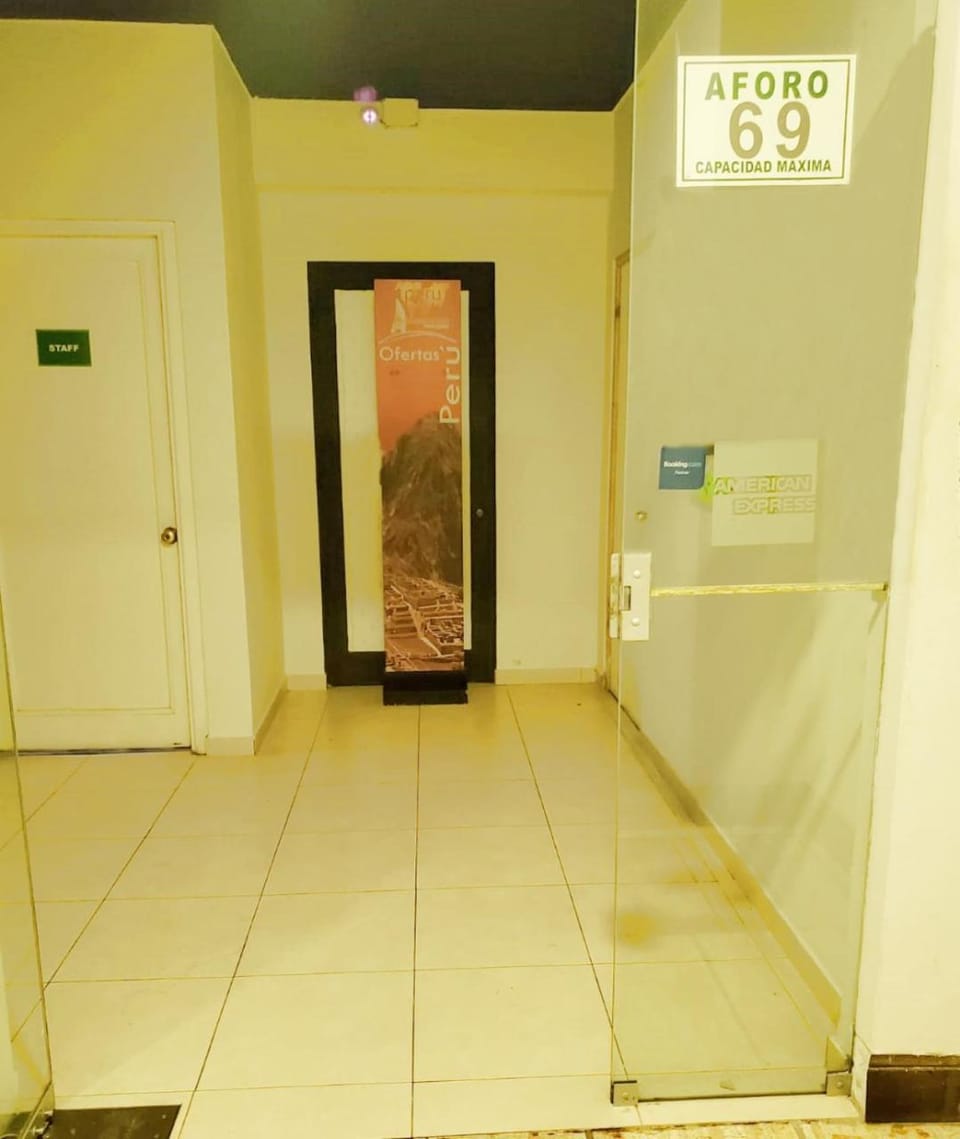 Residencial Waldorf Bed and Breakfast in Miraflores