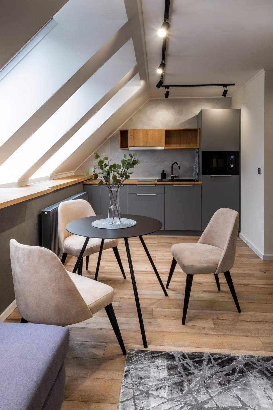 Kitchen or kitchenette, Dining area