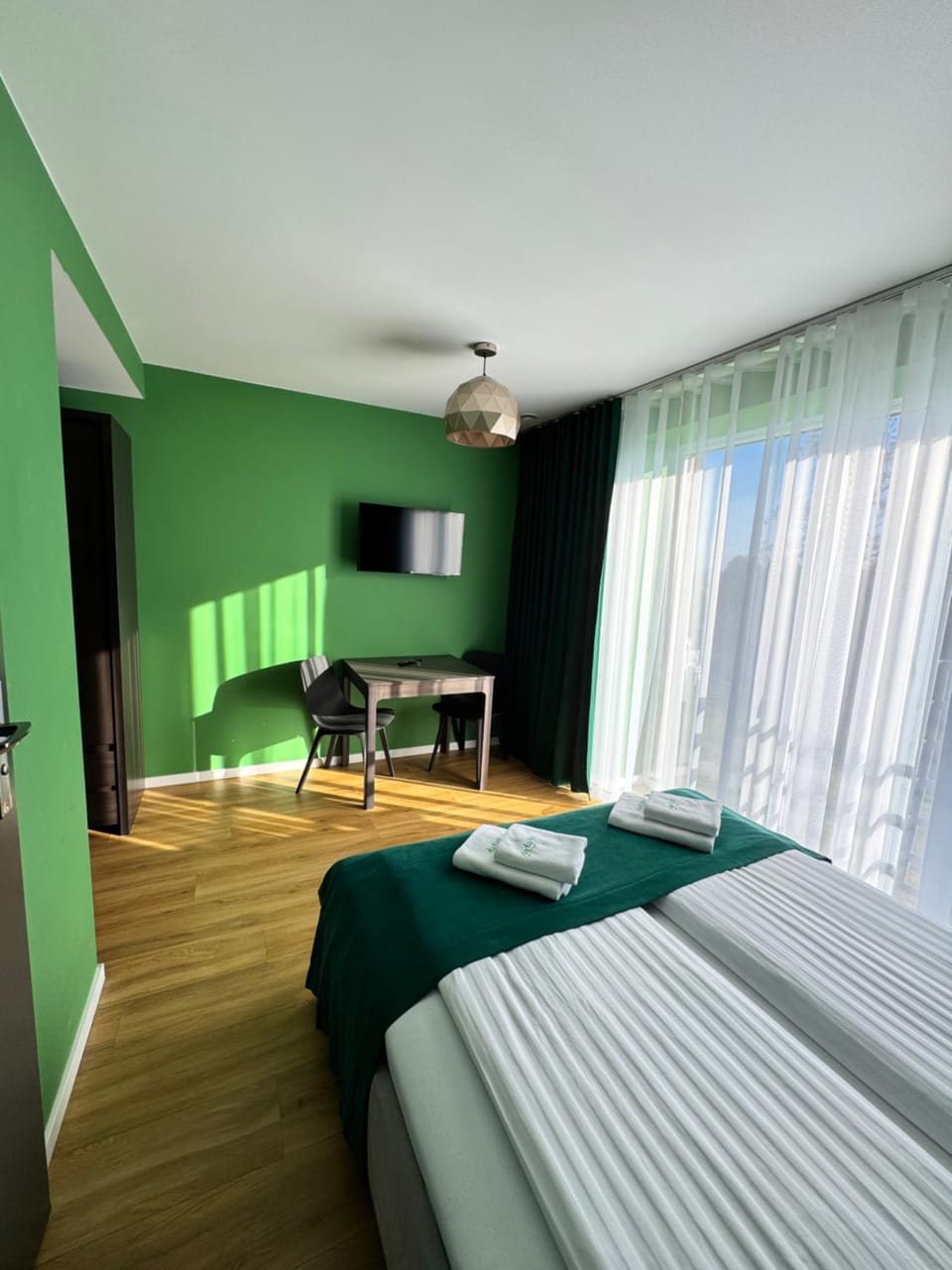 Bed, TV and multimedia, Photo of the whole room, Bedroom