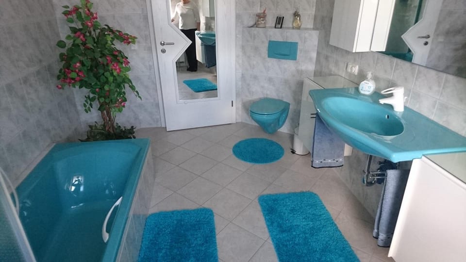 Bathroom, towels