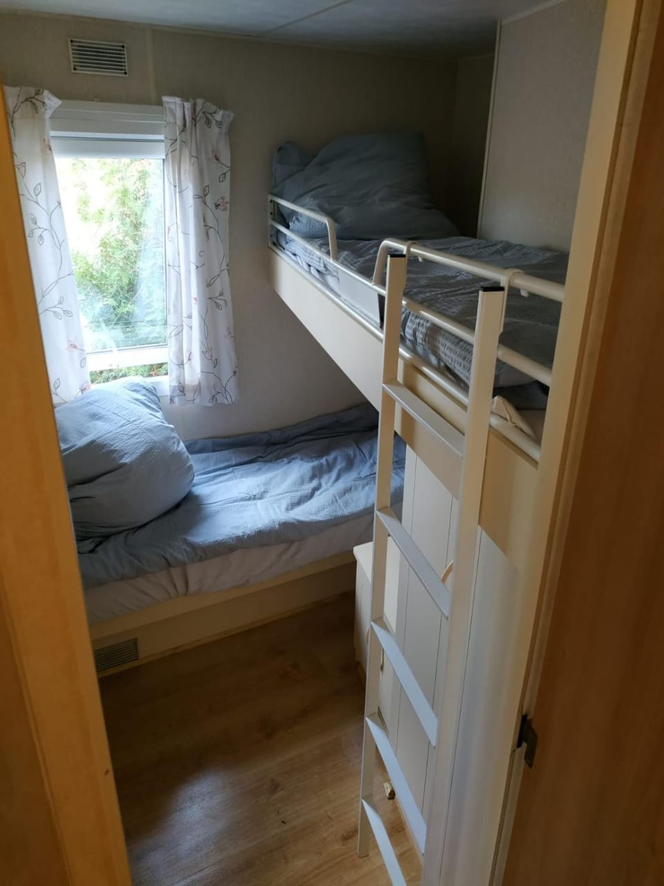 Bedroom, bunk bed