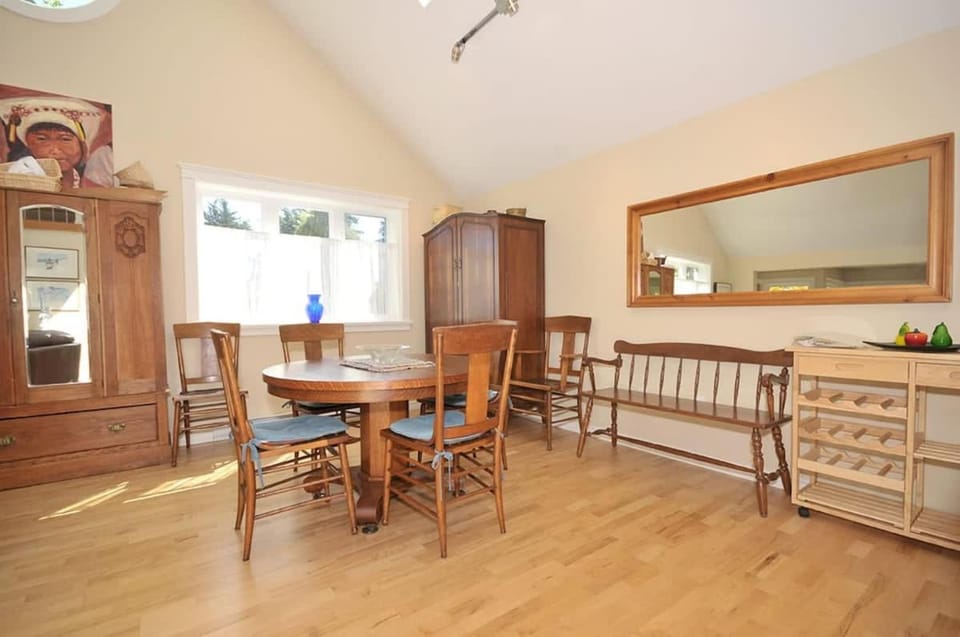 Heron View Cottage by EMR Vacation Rentals House in Sidney