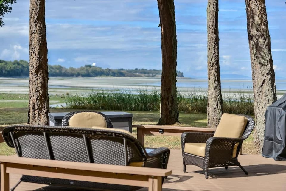 Kye Bay Beach House by EMR Vacation Rentals House in Comox