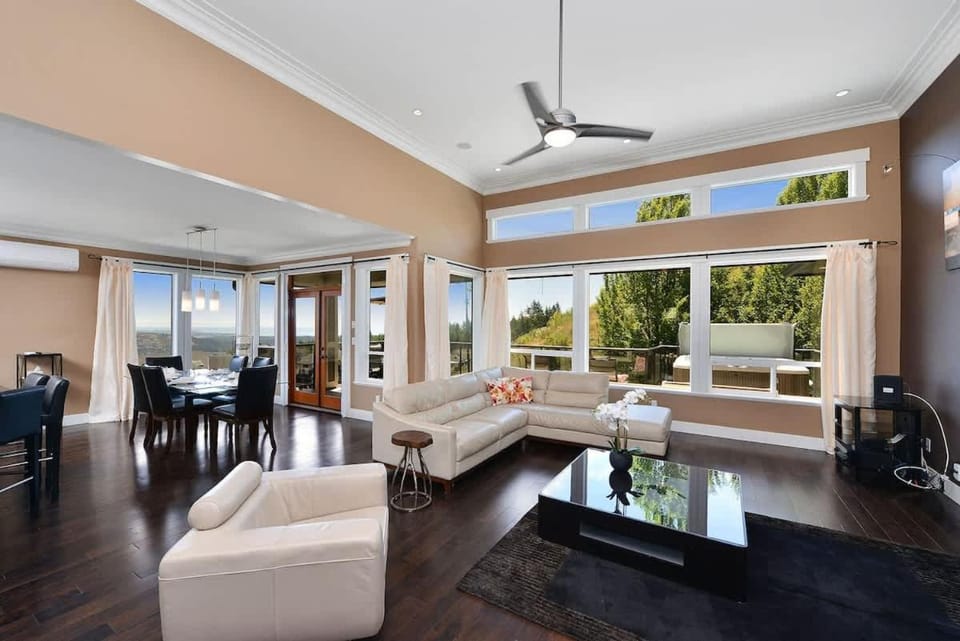 Nature's Gate Executive Estate by EMR Vacation Rentals House in Langford