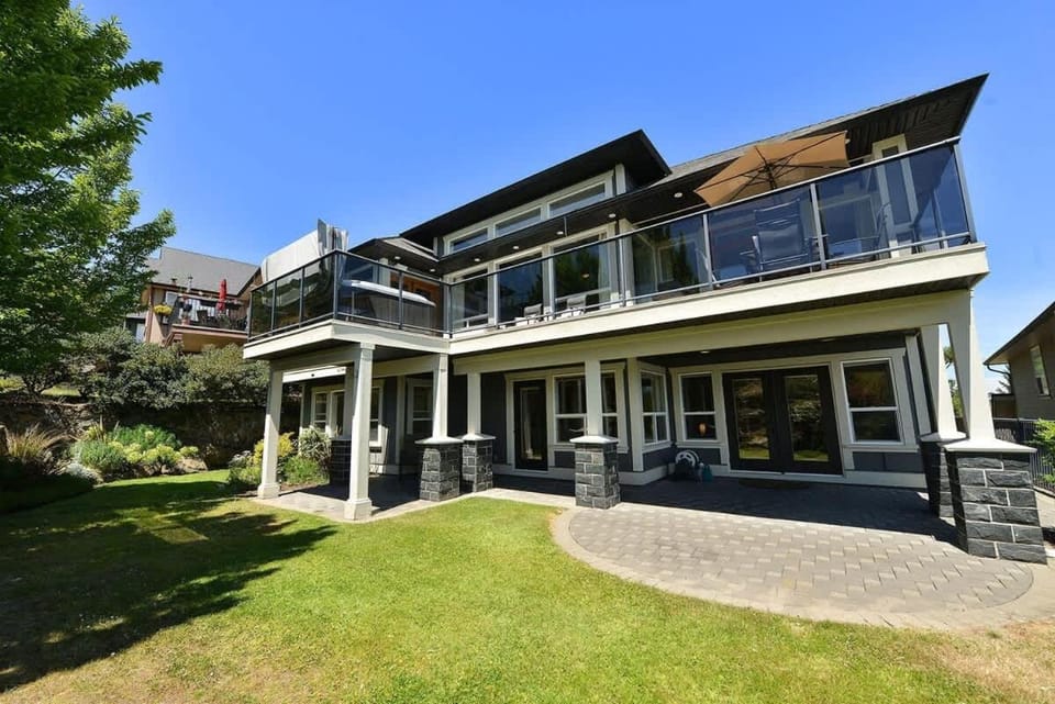 Nature's Gate Executive Estate by EMR Vacation Rentals House in Langford
