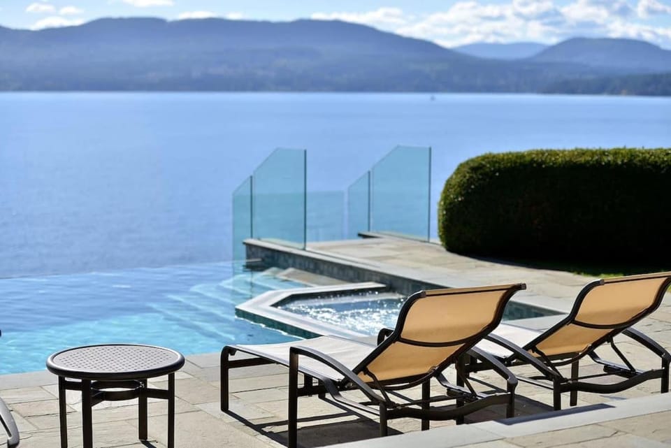 Oceanside Lodge Saanich Inlet by EMR Vacation Rentals House in Southern Gulf Islands