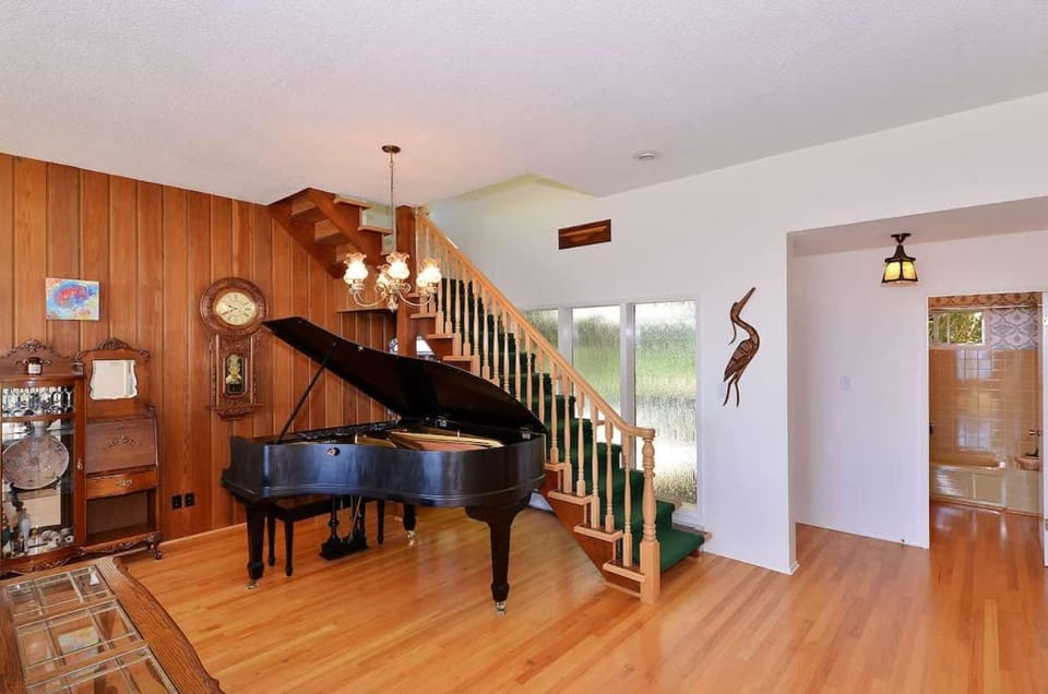 Pacific Coast Beach House by EMR Vacation Rentals House in Vancouver Island