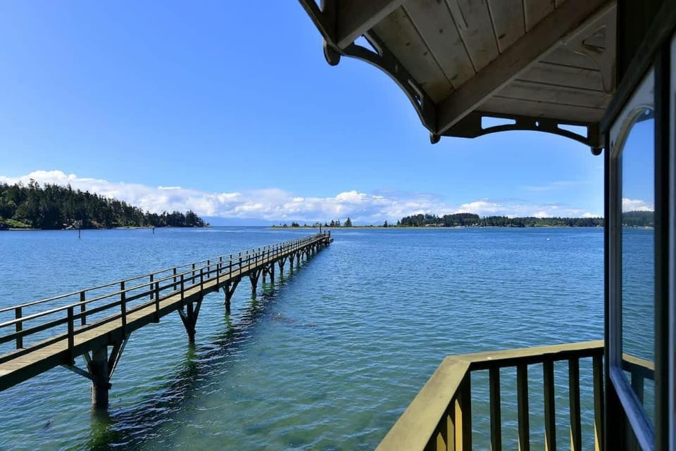 Pacific Coast Beach House by EMR Vacation Rentals House in Vancouver Island