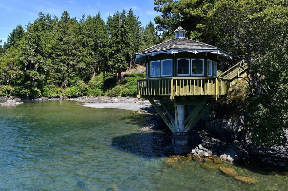 Pacific Coast Beach House by EMR Vacation Rentals House in Vancouver Island