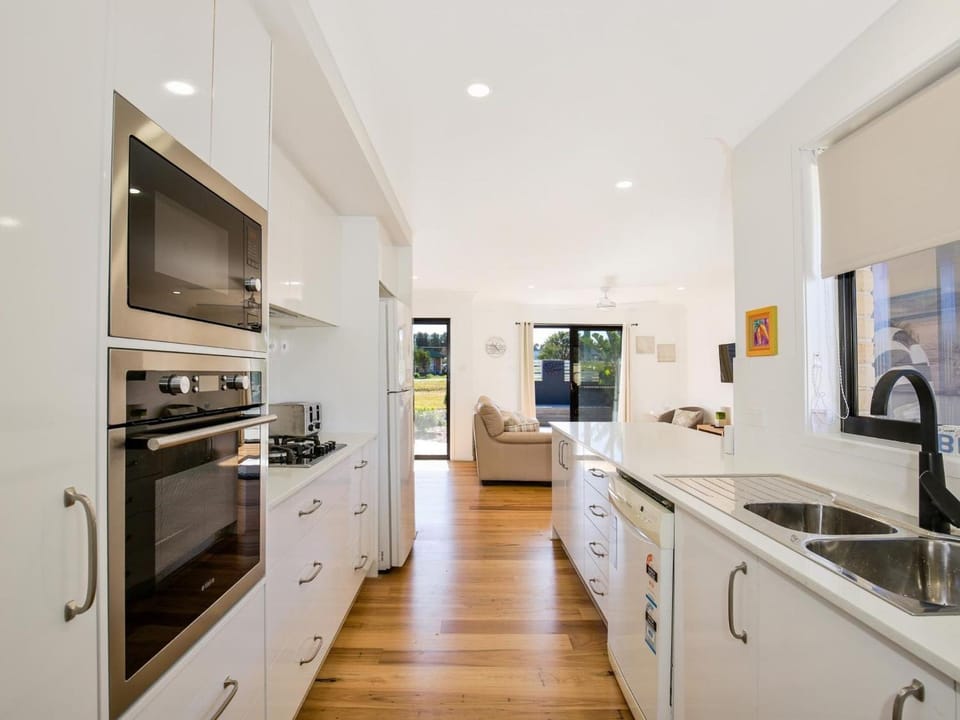 Villa Zelma I Pet Friendly I 4 Min Walk to Beach House in Culburra Beach
