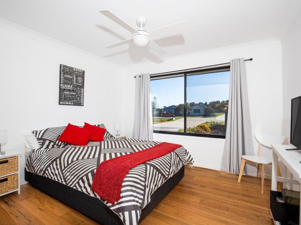 Villa Zelma I Pet Friendly I 4 Min Walk to Beach House in Culburra Beach