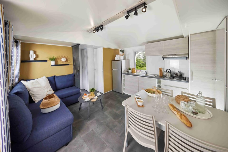 Kitchen or kitchenette, Living room, Seating area, Dining area