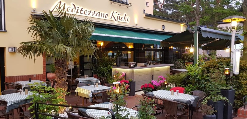 Property building, Patio, Restaurant/places to eat, Spring, Day, Garden, Lounge or bar, Banquet/Function facilities, Garden view, Location