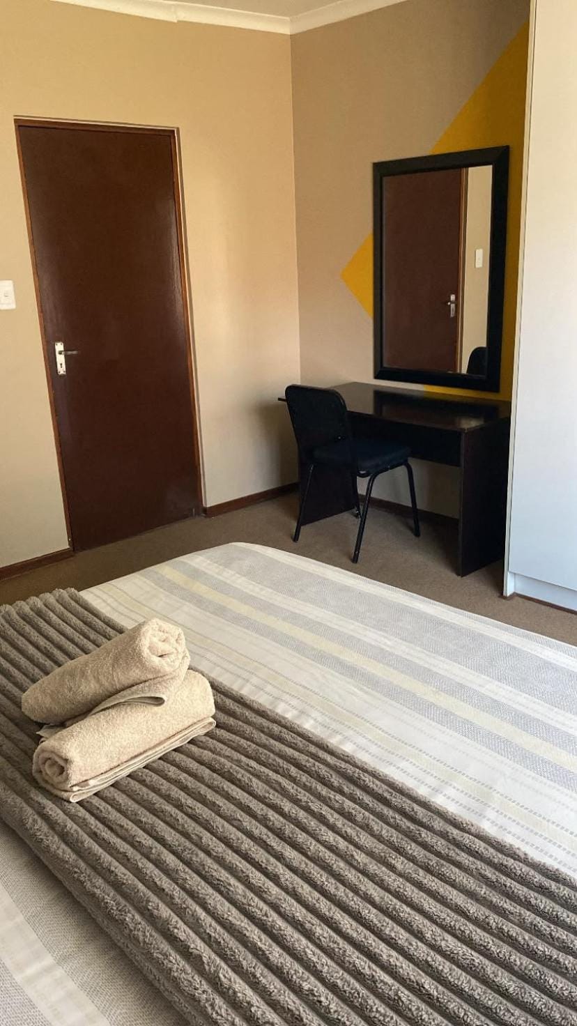 Tumi's Home away- 3 Bedroom Apartment in South Africa