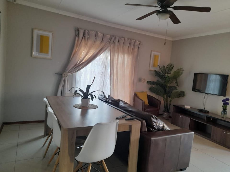 Communal lounge/ TV room, TV and multimedia, Seating area, Evening entertainment