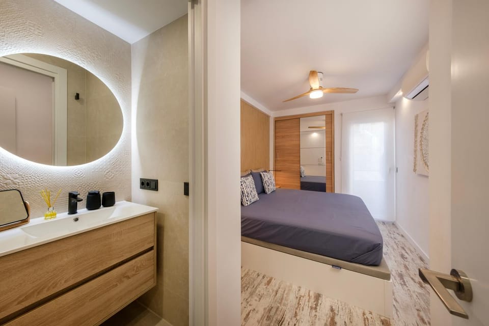 Bed, Bathroom, Photo of the whole room, Bedroom, wardrobe