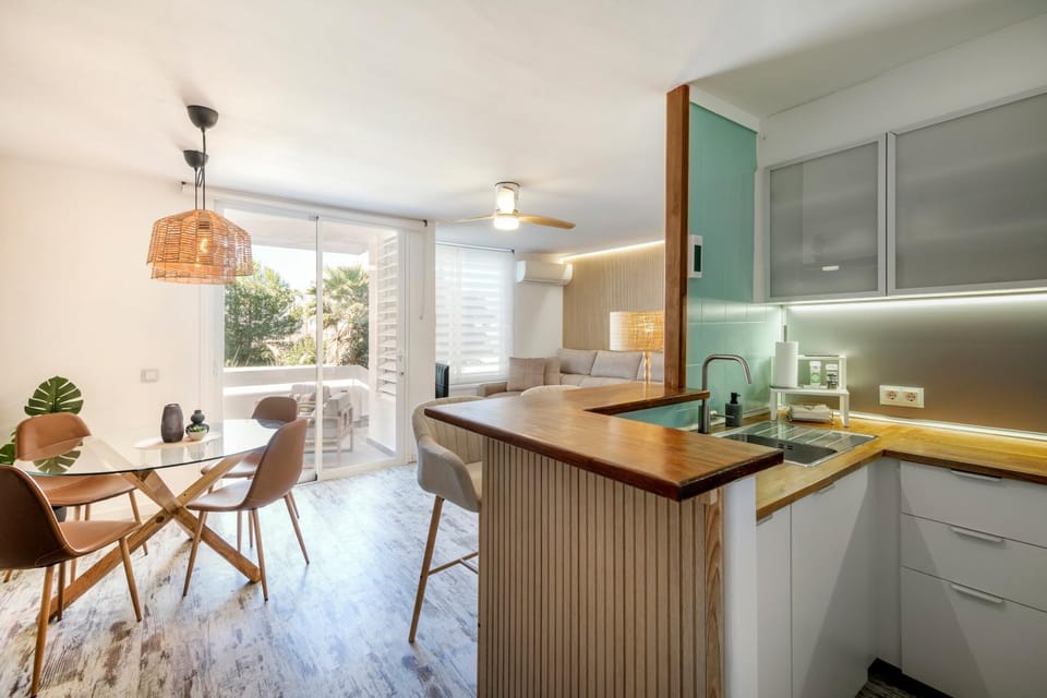 Kitchen or kitchenette, Dining area, minibar, pet friendly