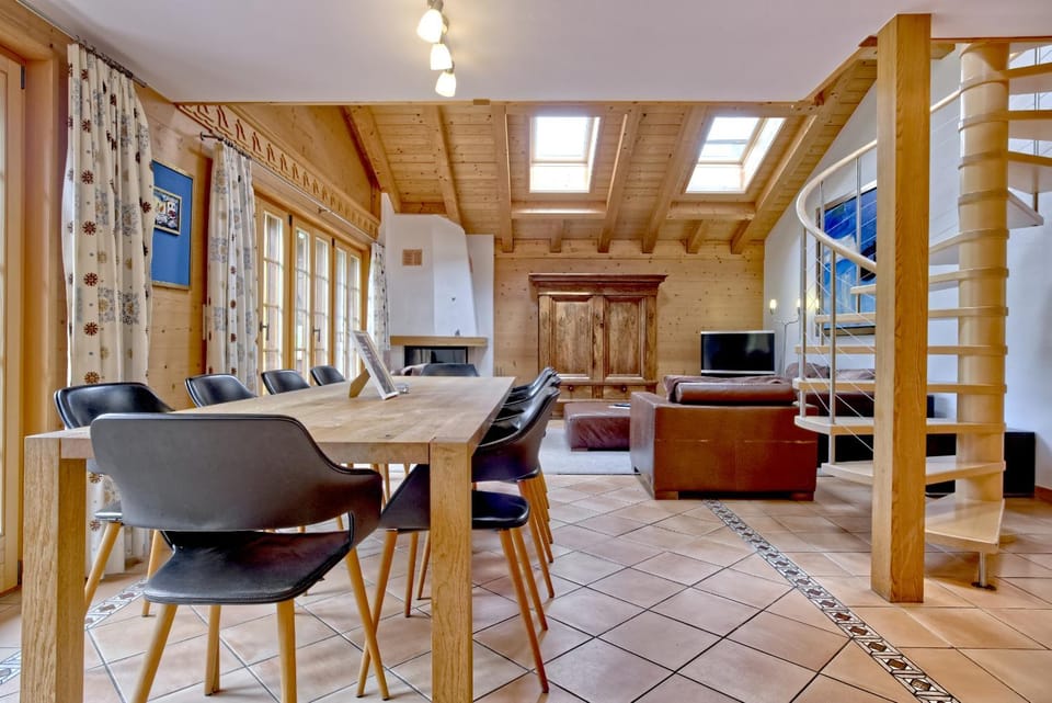 TV and multimedia, Living room, Seating area, Dining area