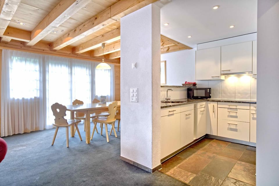 Kitchen or kitchenette, Dining area, oven, stove