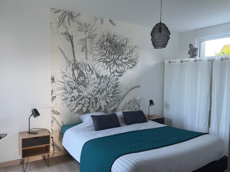 Photo of the whole room, Bedroom