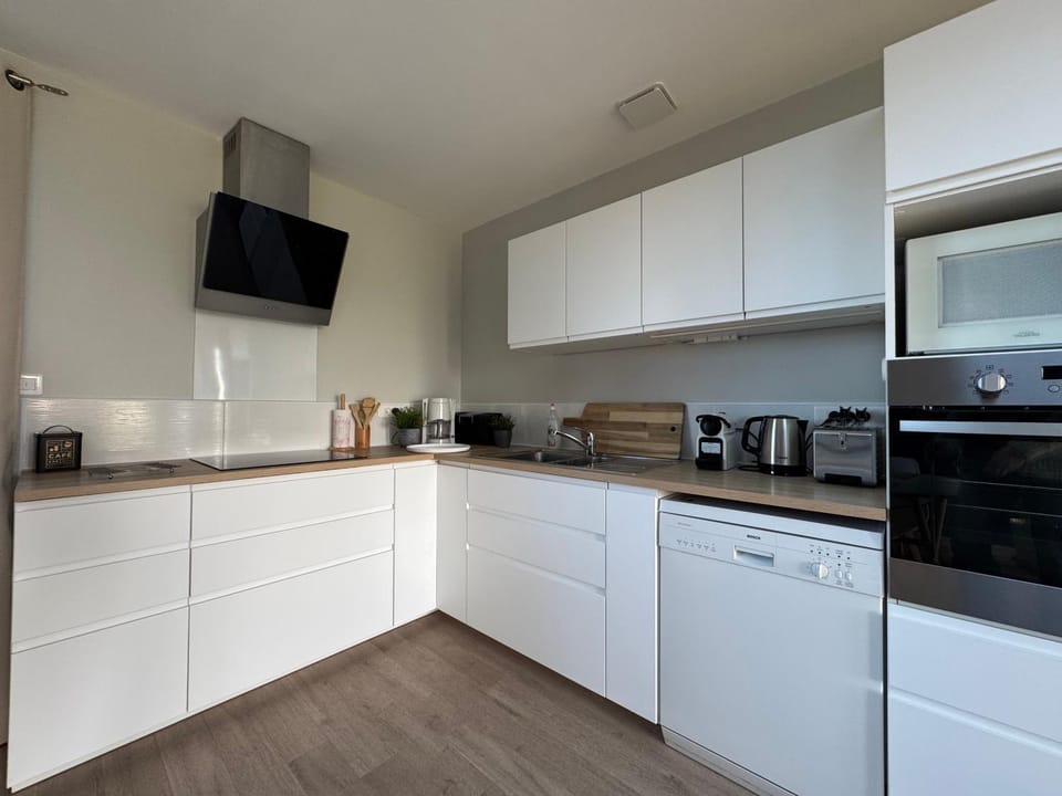 Coffee/tea facilities, Kitchen or kitchenette, oven, stove