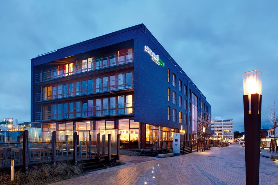 Facade/entrance, Night