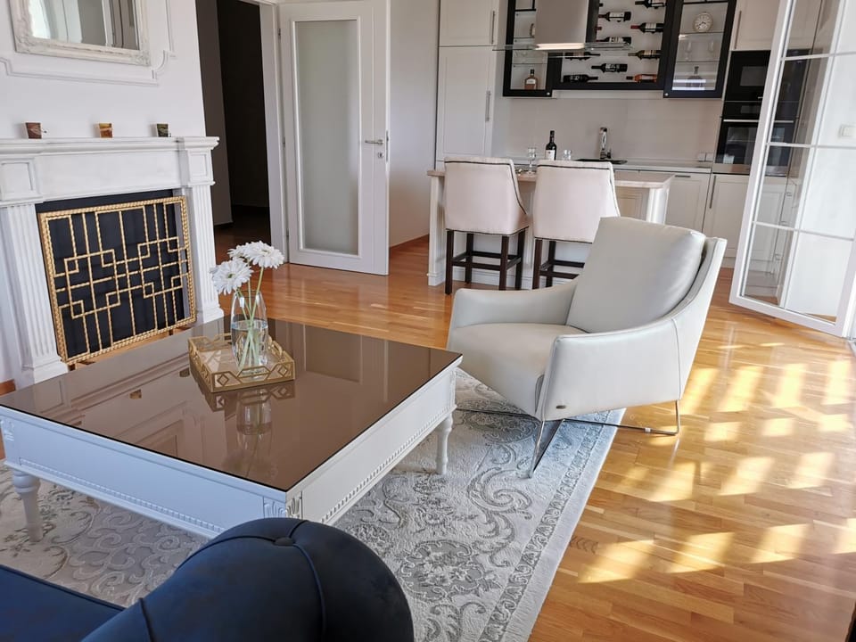 Living room, Seating area