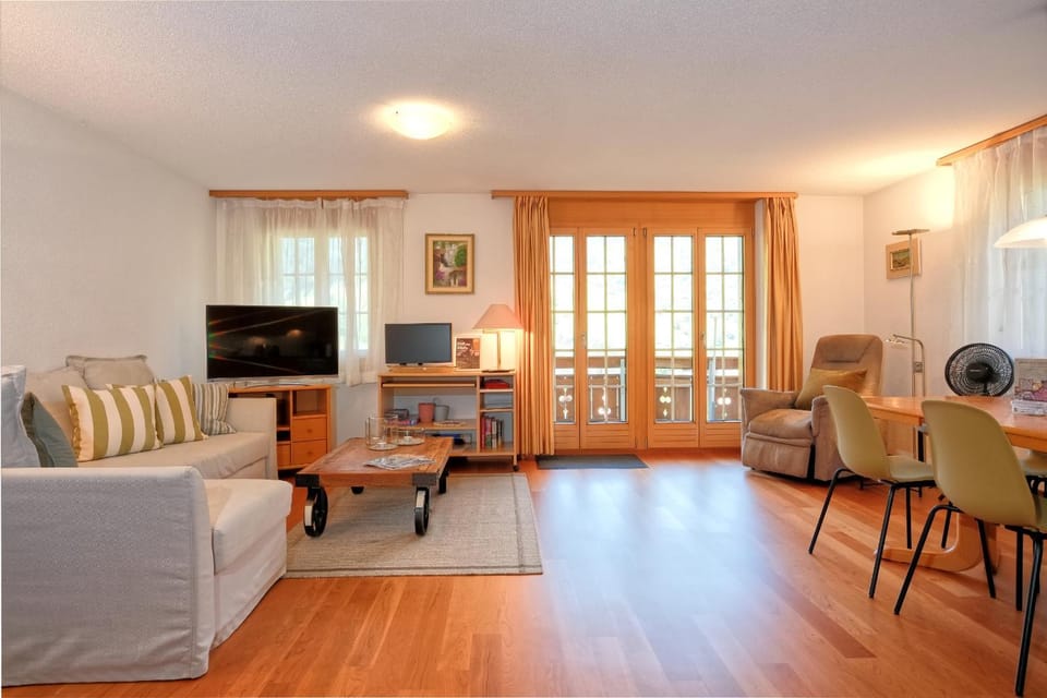 TV and multimedia, Living room, Seating area, Dining area