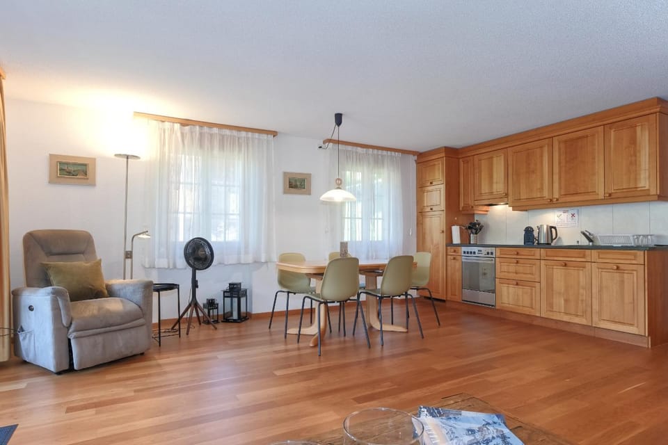 Kitchen or kitchenette, Living room, Seating area, Dining area, stove