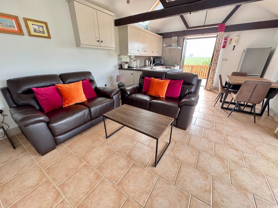 Kitchen or kitchenette, Living room, Seating area, Dining area, Garden view, pet friendly