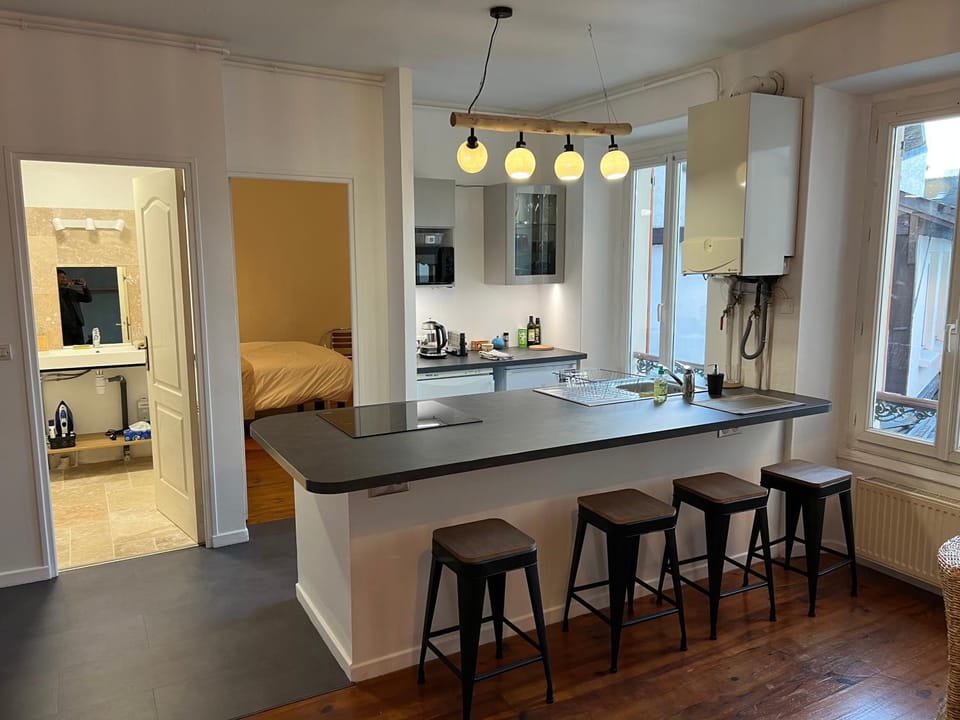 Kitchen or kitchenette, Dining area, minibar, stove