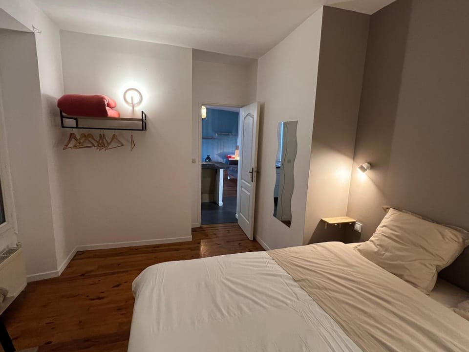 Bed, Photo of the whole room, Bedroom