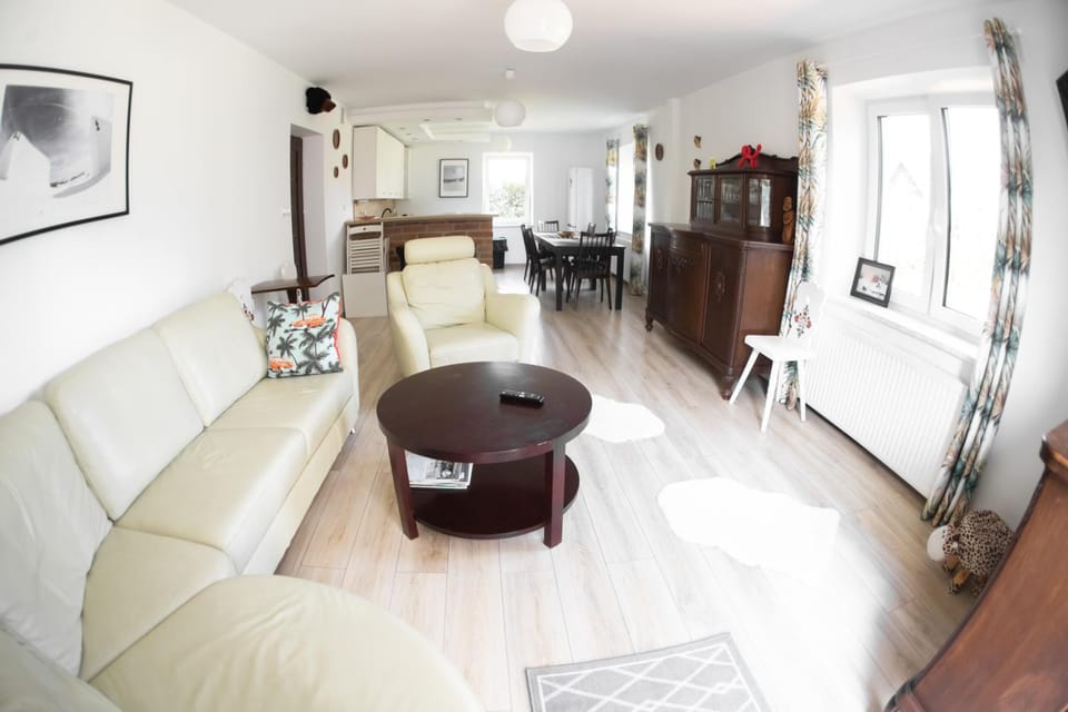 TV and multimedia, Kitchen or kitchenette, Living room, Seating area, Dining area