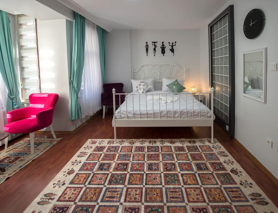 Bed, Seating area, Bedroom
