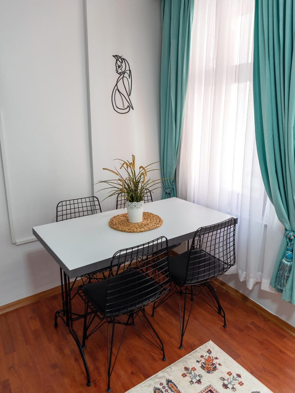 Seating area, Dining area